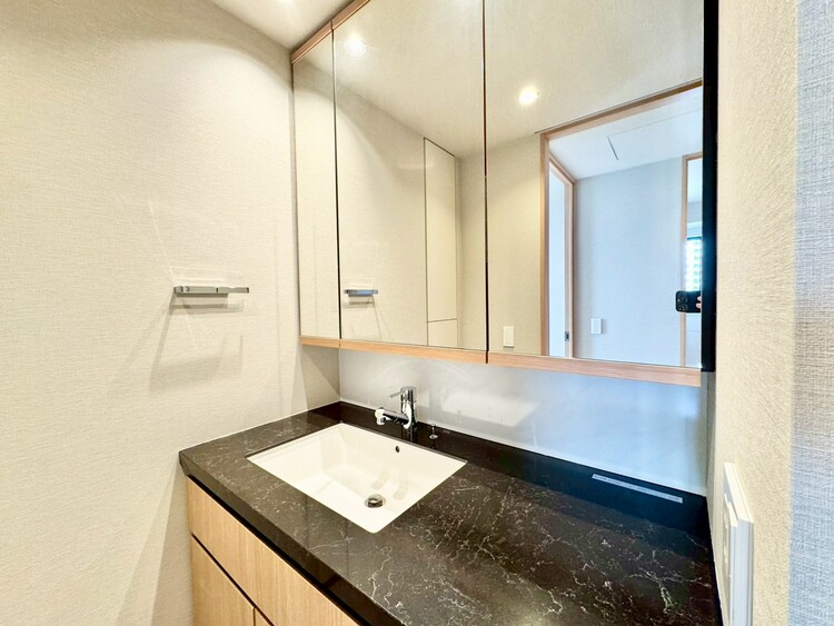 その他 清潔感を感じられる洗面化粧台。