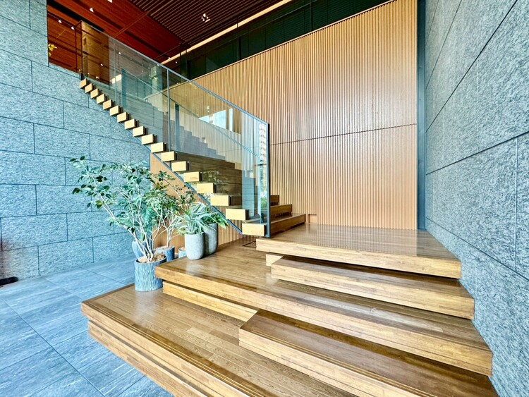 その他 共用部の階段です。明るく清潔に管理されています。