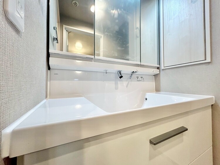 その他 清潔感を感じられる洗面化粧台。