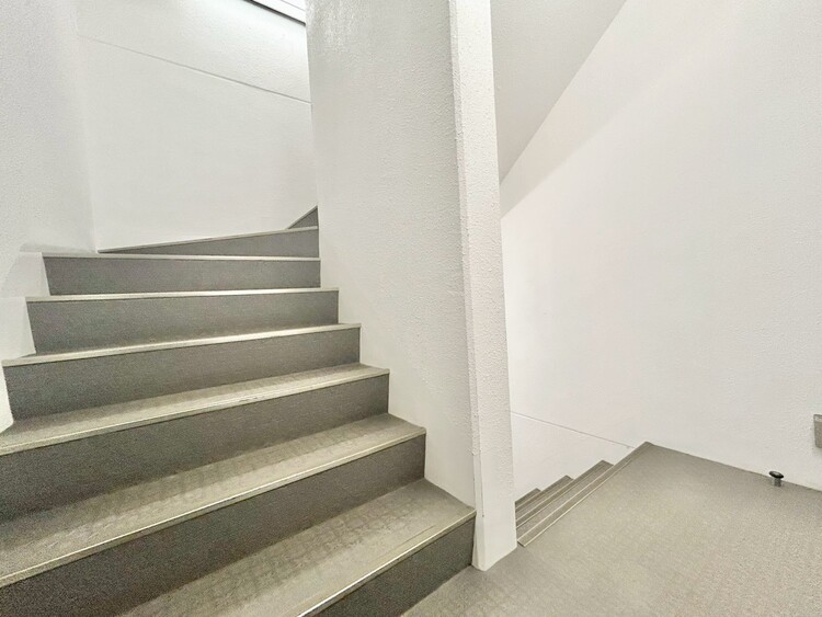 その他 共用部の階段です。明るく清潔に管理されています。