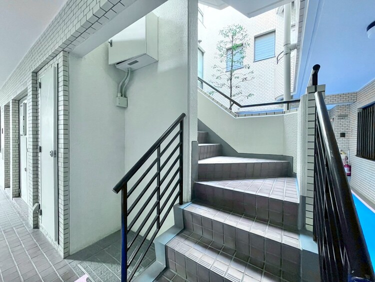 その他 共用部の階段です。明るく清潔に管理されています。