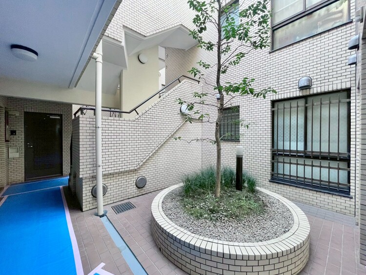 その他 マンションの敷地内には、中庭もございます。