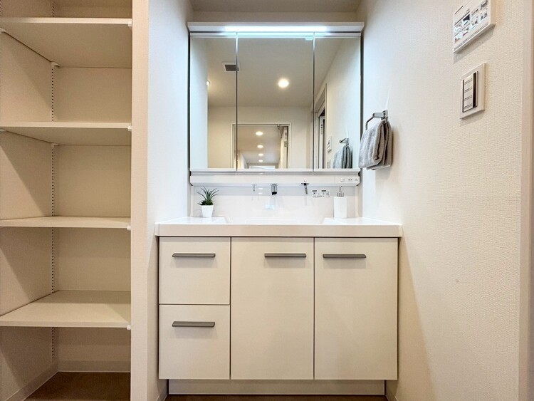 その他 清潔感を感じられる洗面化粧台。