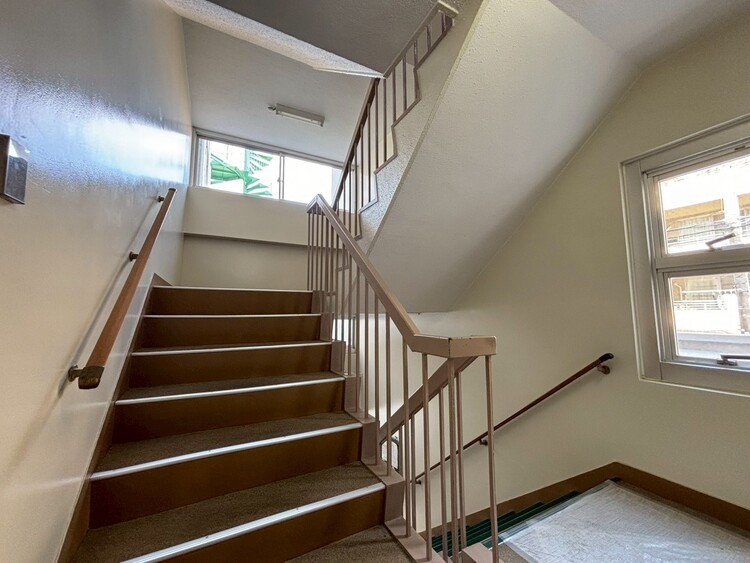 その他 共用部の階段です。明るく清潔に管理されています。