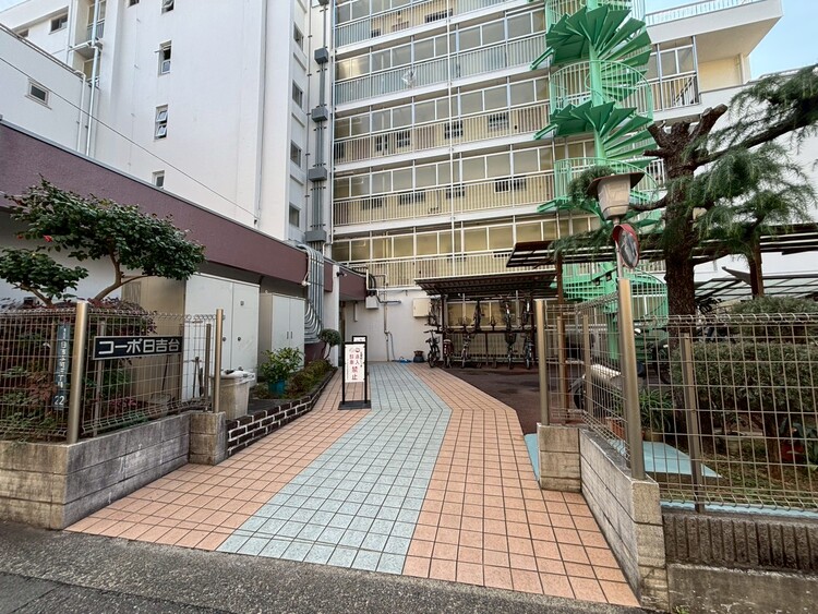 その他 上質感漂う玄関アプローチです。