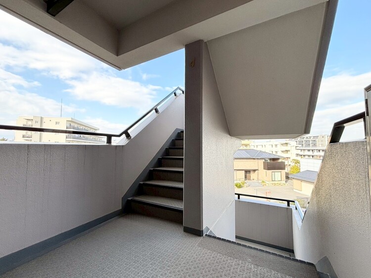 その他 共用部の階段です。明るく清潔に管理されています。