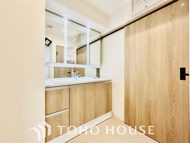 洗面 新規設置の洗面化粧台。収納豊富で使い勝手の良い3面鏡です