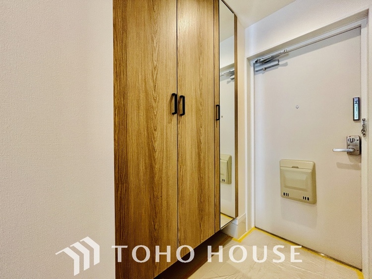 玄関 飾り過ぎないシンプルな内装の玄関