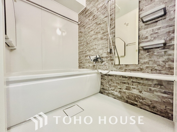 風呂 一日の疲れを癒すバスルームは、心地よいリラックスを叶える清潔感溢れる空間