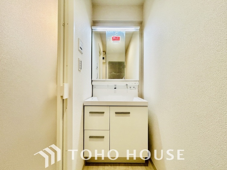 洗面 新規設置の洗面化粧台。収納豊富で使い勝手の良い3面鏡です