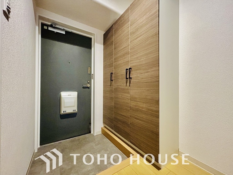 玄関 飾り過ぎないシンプルな内装の玄関