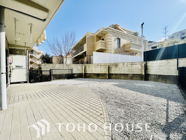 その他 陽当たりの良いお庭はガーデニングなど、ご家族の楽しめる場所の一つに