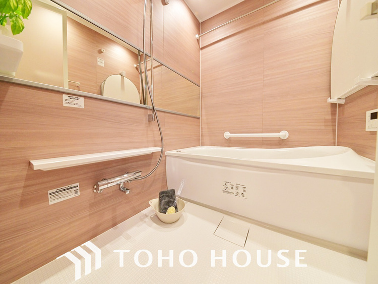 風呂 一日の疲れを癒すバスルームは、心地よいリラックスを叶える清潔感溢れる空間