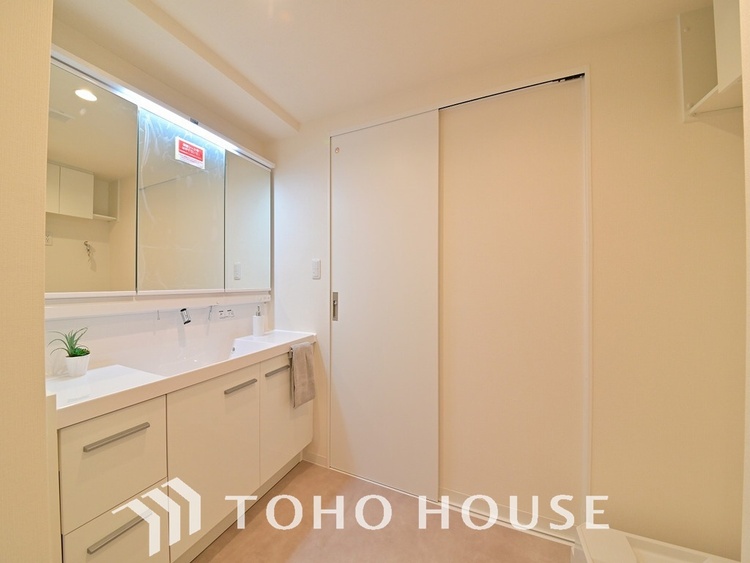 洗面 新規設置の洗面化粧台。収納豊富で使い勝手の良い3面鏡です