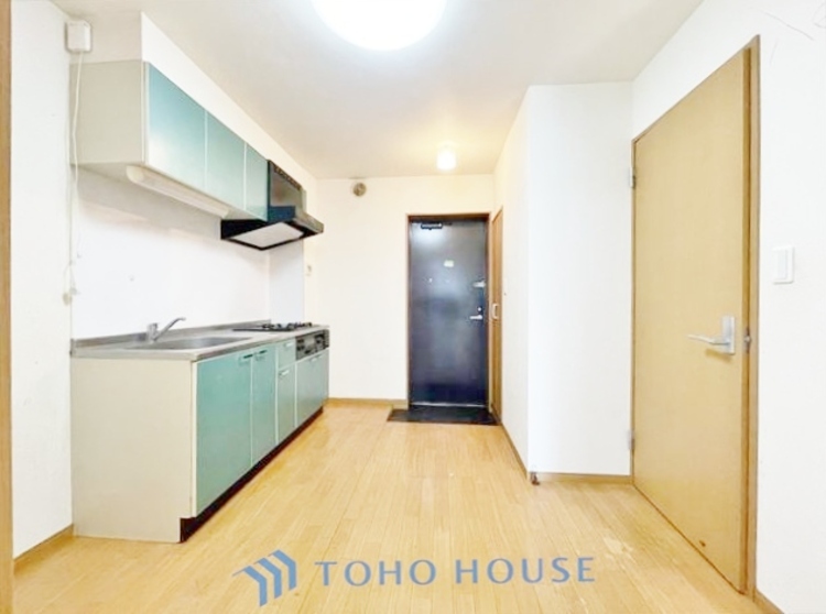 内装 ◆木漏れ日◆の様な採光が優しく足元を照らし、心地いい暮らしの道しるべを写し出す。この空間で過ごす家族との語らいの時間がとても素敵で幸せを感じるかもしれない。