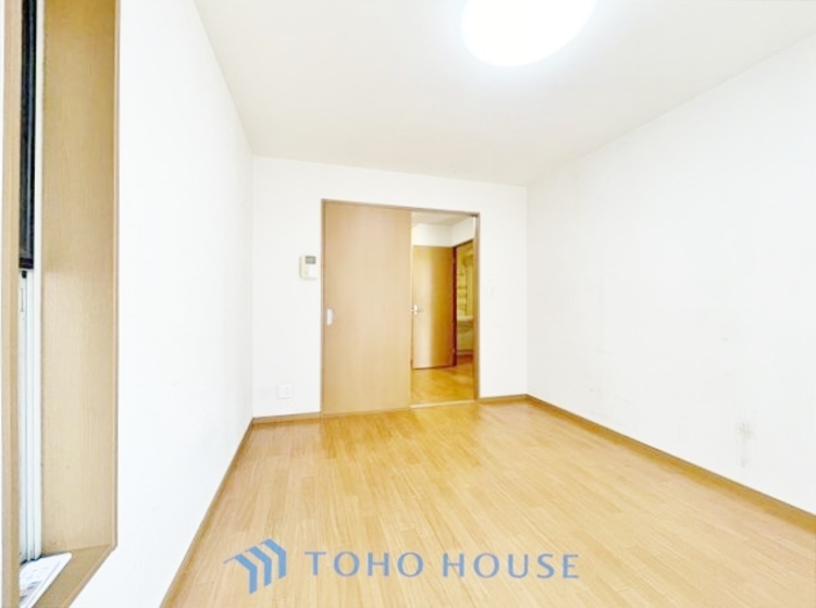 内装 ◆結ばれた◆玄関ドアを開けるとリビングから聞こえる小走りの足音。靴を脱ぎかけ目の前に立つ君の瞳と交差する。君は微笑みその刹那に心奪われる。佇む僕と君の間に赤い糸が結ばれた。