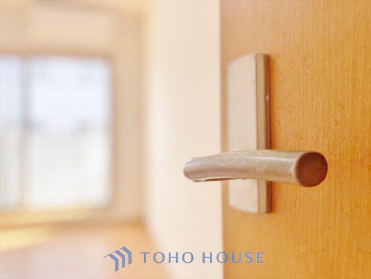 内装 ◆海の向こうへ沈む夕日◆オレンジ色の光は大人になった今の僕にはわかる。1日の終わりを伝えに来たわけではなく、また明日が来る方へ導いてくれた事を。