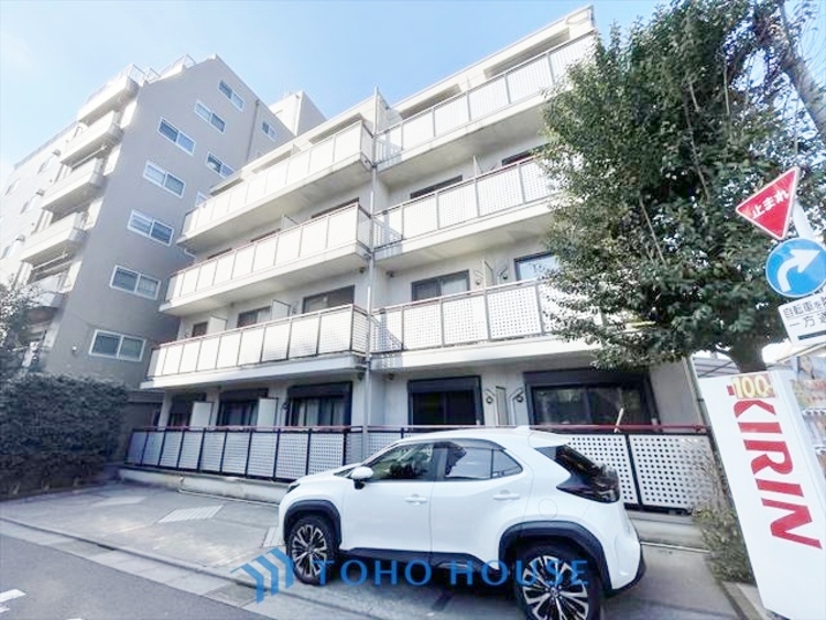 外観 ◆水面に映る◆紅葉を纏った山々を眺め、美しさのあまり感嘆のため息を漏らした事は無いだろうか。いつしか忘れかけていた自然の美しさと力強さを思い出させてくれる、そんな景色がここにもある。