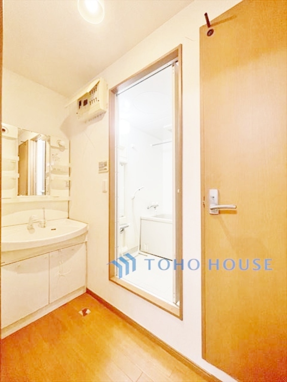 洗面 ◆サンサンと◆差し込む太陽の光がこのリビングに笑いをもたらす。ソファの上のクッションがポカポカした暖気にぬくぬくと微睡んでいる。