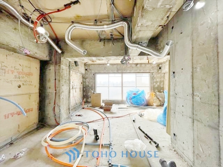 内装 ◆木漏れ日◆の様な採光が優しく足元を照らし、心地いい暮らしの道しるべを写し出す。この空間で過ごす家族との語らいの時間がとても素敵で幸せを感じるかもしれない。