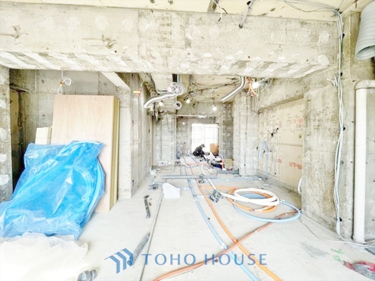 内装 ◆窓を開けると◆冷涼な風、そよぐリビング。だんらんの場所はここから始まり、ここで終わる。家族の笑顔が集う素敵な場所だから、こだわり抜いた思いが詰まっているのだと思う。