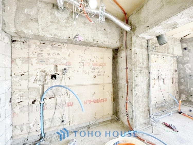 洗面 ◆サンサンと◆差し込む太陽の光がこのリビングに笑いをもたらす。ソファの上のクッションがポカポカした暖気にぬくぬくと微睡んでいる。