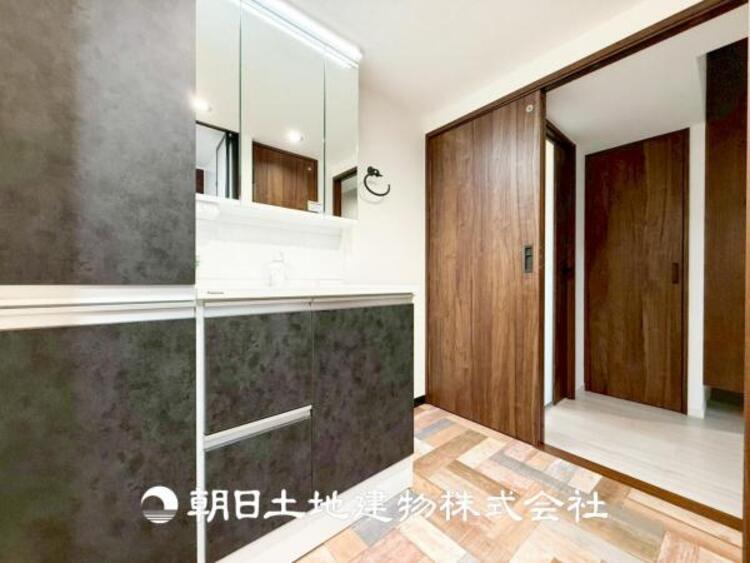 洗面 【洗面化粧台】広々とした洗面化粧台はたっぷり収納もさる事ながら、身だしなみチェックや歯磨きなど、朝の慌ただしい時間でも心に余裕とゆとりを作ってくれます。