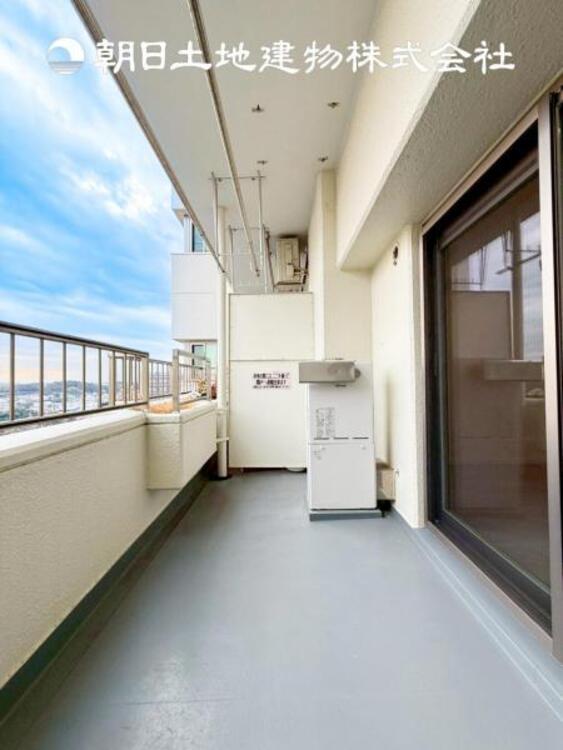 バルコニー 【バルコニー】温かい太陽を感じる事ができるのは、目の前に遮るものが無いから。彼方に広がる風景が絵画のように広がります。