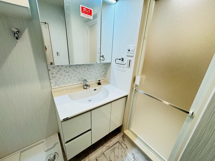 その他 清潔感を感じられる洗面化粧台。