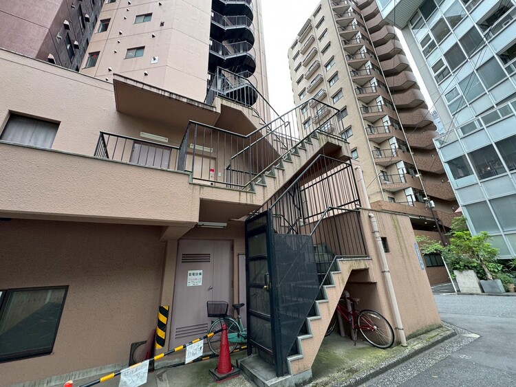 その他 共用部の階段です。明るく清潔に管理されています。