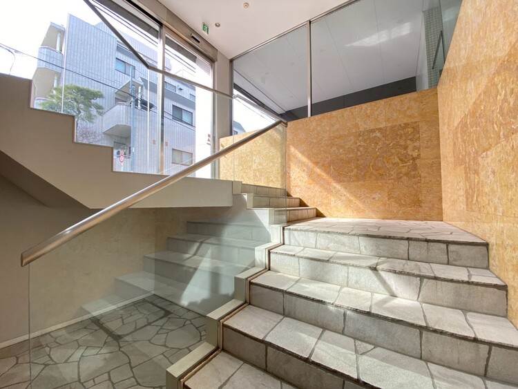 その他 共用部の階段です。明るく清潔に管理されています。