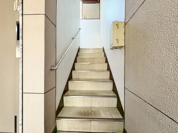 その他 共用部の階段です。明るく清潔に管理されています。