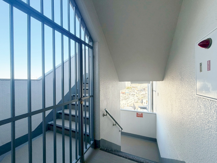 その他 共用部の階段です。明るく清潔に管理されています。