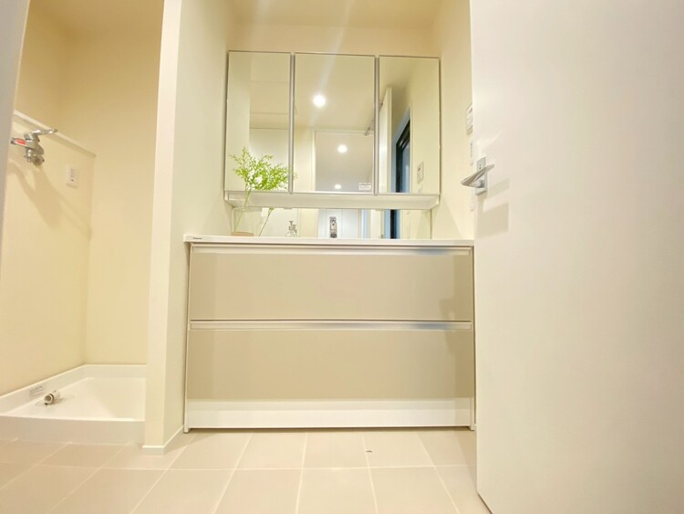 その他 清潔感を感じられる洗面化粧台。