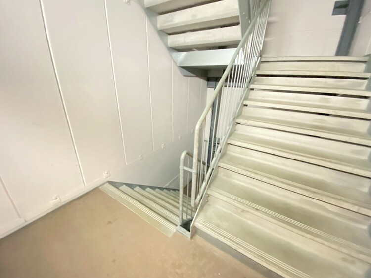 その他 共用部の階段です。明るく清潔に管理されています。