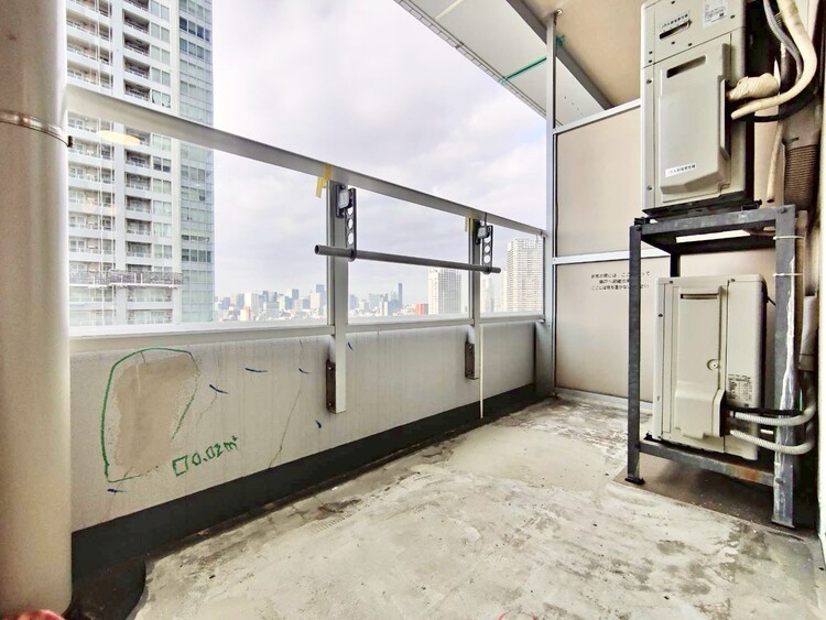 バルコニー 朝の澄んだ空気や、夕方に吹く清々しい風を感じられるバルコニー。