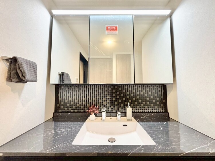 その他 清潔感を感じられる洗面化粧台。