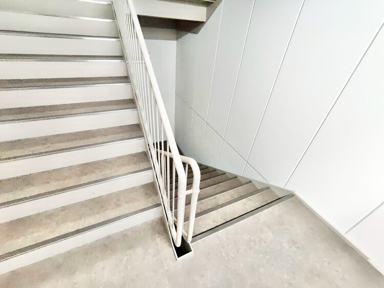 設備 共用部の階段です。明るく清潔に管理されています。