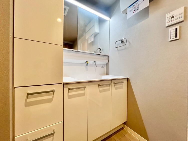 洗面 清潔感を感じられる洗面化粧台。