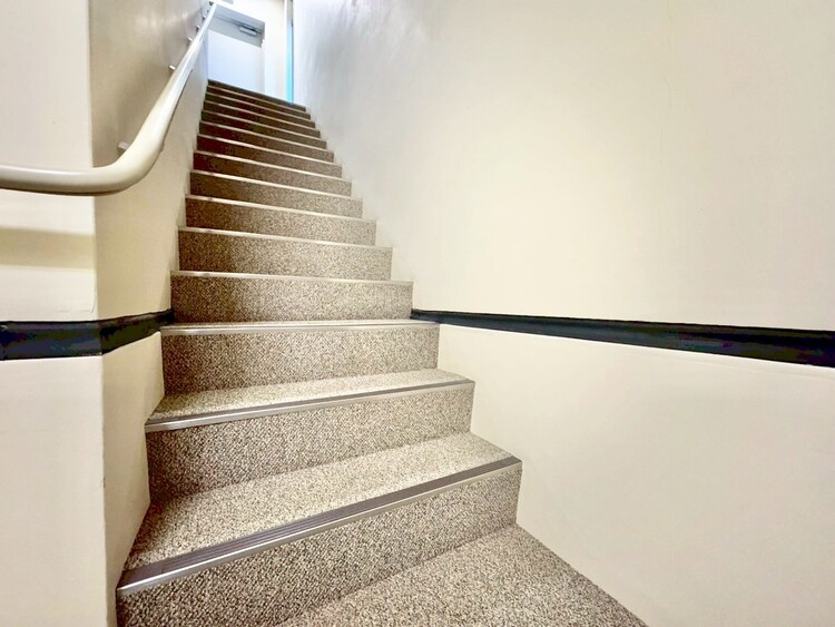 その他 共用部の階段です。明るく清潔に管理されています。