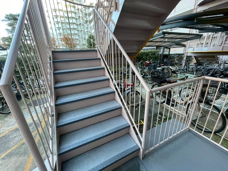 その他 共用部の階段です。明るく清潔に管理されています。