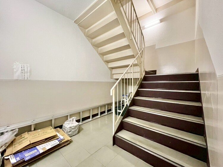 その他 共用部の階段です。明るく清潔に管理されています。