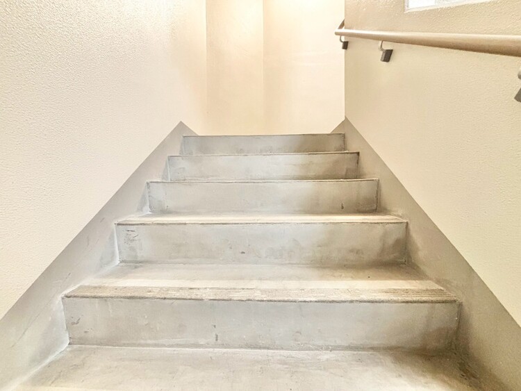 その他 共用部の階段です。明るく清潔に管理されています。