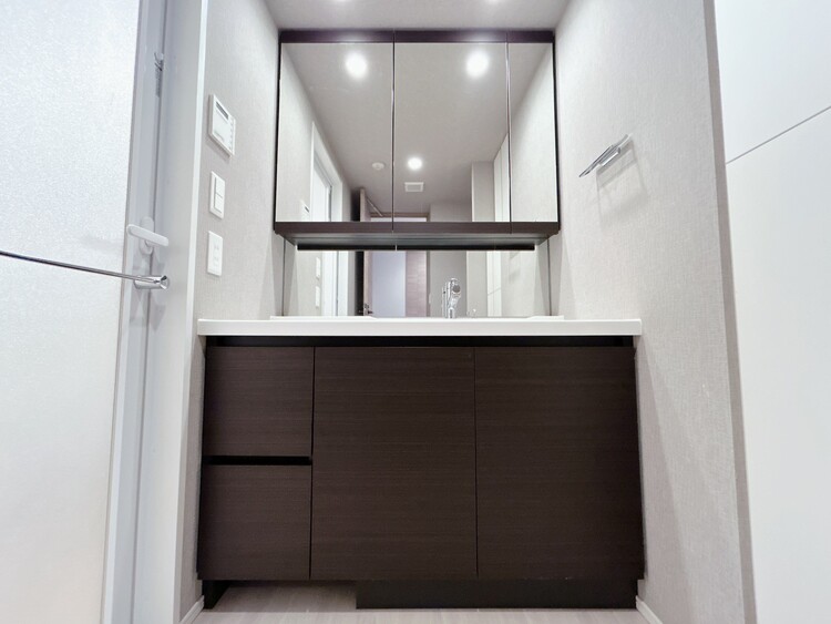 その他 清潔感を感じられる洗面化粧台。