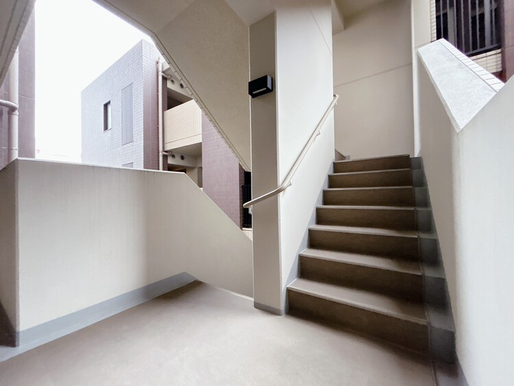 その他 共用部の階段です。明るく清潔に管理されています。