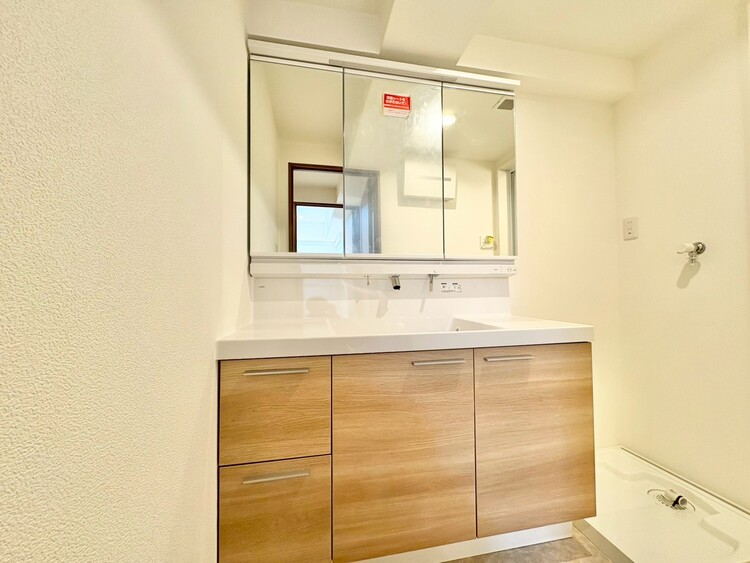 その他 清潔感を感じられる洗面化粧台。