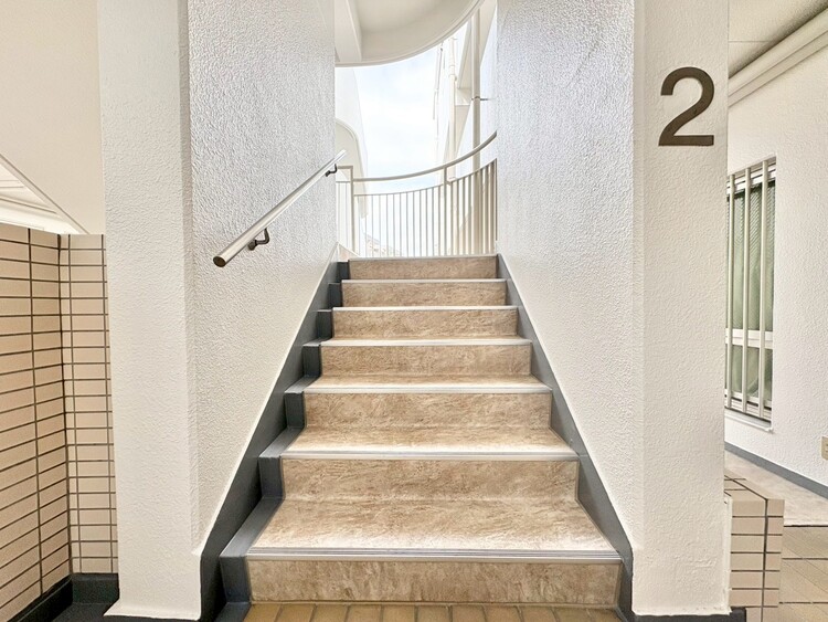 その他 共用部の階段です。明るく清潔に管理されています。