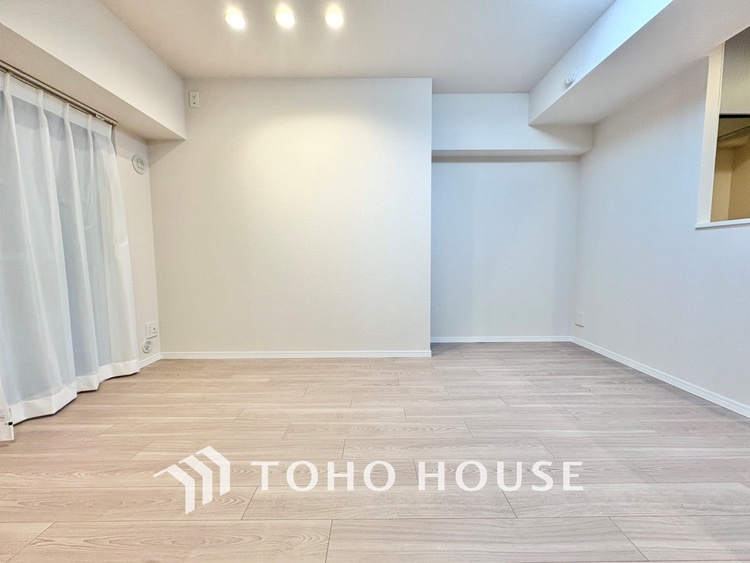 内装 【LIVING】◆煌びやか◆愛おしい家族との団欒の時間をより一層幸せなものに感じさせる煌びやかなLDK。輝かしい毎日が待っています。※この画像の家具の配置には、CGによる加工を施しております。