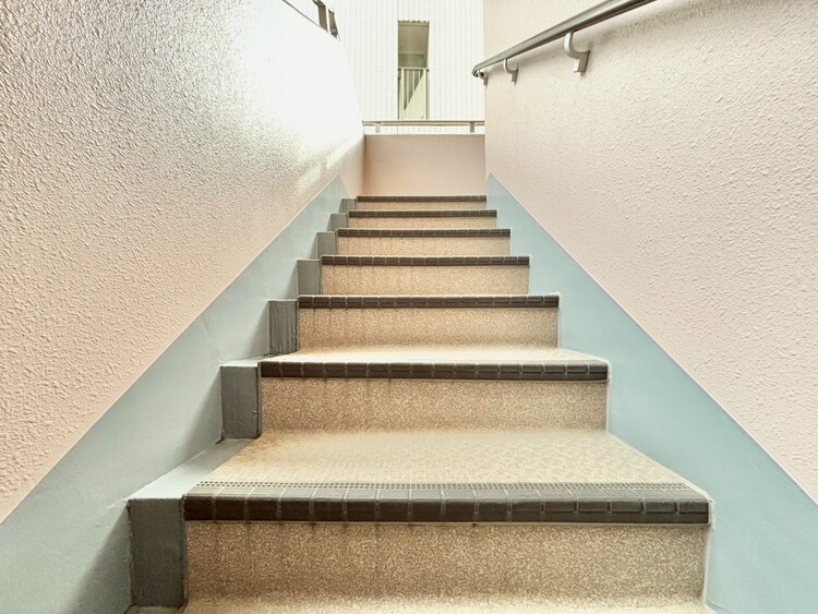 その他 共用部の階段です。明るく清潔に管理されています。