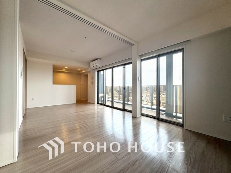 内装 【LIVING】◆扉を◆開くとこの景色。家族の”おかえり”の声が聞こえてきそう。